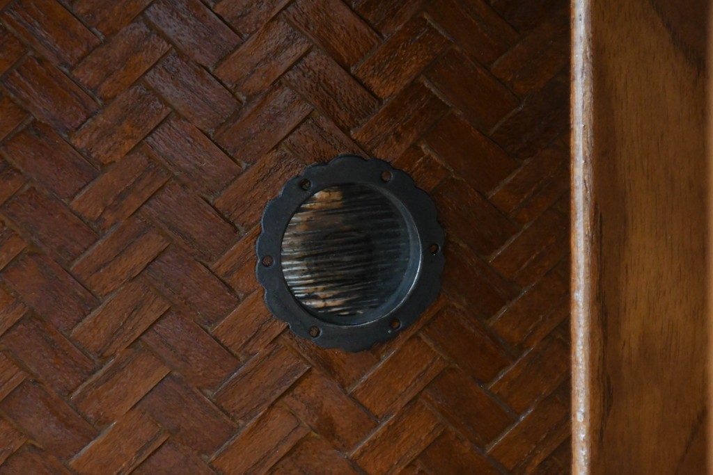 中古　美品　高級品　江戸指物　内部桐材　御蔵桑材(島桑)の美しい杢目が目を惹く重ね茶箪笥(茶棚、違い棚、収納棚、引き出し、戸棚)(定価約70万円)(R-059906)