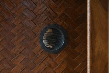 中古　美品　高級品　江戸指物　内部桐材　御蔵桑材(島桑)の美しい杢目が目を惹く重ね茶箪笥(茶棚、違い棚、収納棚、引き出し、戸棚)(定価約70万円)(R-059906)