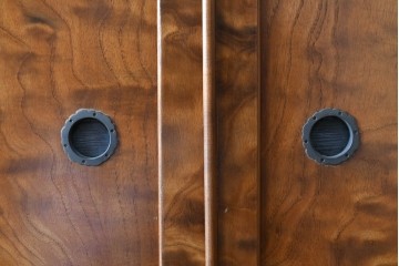 中古　美品　高級品　江戸指物　内部桐材　御蔵桑材(島桑)の美しい杢目が目を惹く重ね茶箪笥(茶棚、違い棚、収納棚、引き出し、戸棚)(定価約70万円)(R-059906)