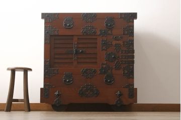 ビンテージ　超美品　高級品　民芸家具　三方ケヤキ材　総漆塗り　風格のある和の空間作りにおすすめの米沢車箪笥(ヴィンテージ、米沢箪笥、時代箪笥、欅材、総漆塗り、和タンス、衣装箪笥、収納箪笥)(R-059908)