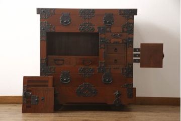 ビンテージ　超美品　高級品　民芸家具　三方ケヤキ材　総漆塗り　風格のある和の空間作りにおすすめの米沢車箪笥(ヴィンテージ、米沢箪笥、時代箪笥、欅材、総漆塗り、和タンス、衣装箪笥、収納箪笥)(R-059908)