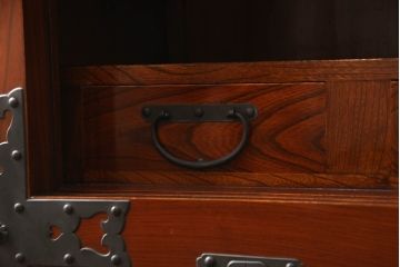 ビンテージ　超美品　高級品　民芸家具　三方ケヤキ材　総漆塗り　風格のある和の空間作りにおすすめの米沢車箪笥(ヴィンテージ、米沢箪笥、時代箪笥、欅材、総漆塗り、和タンス、衣装箪笥、収納箪笥)(R-059908)