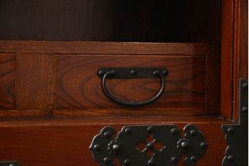ビンテージ　超美品　高級品　民芸家具　三方ケヤキ材　総漆塗り　風格のある和の空間作りにおすすめの米沢車箪笥(ヴィンテージ、米沢箪笥、時代箪笥、欅材、総漆塗り、和タンス、衣装箪笥、収納箪笥)(R-059908)
