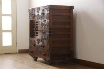 ビンテージ　超美品　高級品　民芸家具　三方ケヤキ材　総漆塗り　風格のある和の空間作りにおすすめの米沢車箪笥(ヴィンテージ、米沢箪笥、時代箪笥、欅材、総漆塗り、和タンス、衣装箪笥、収納箪笥)(R-059908)