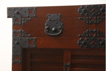 ビンテージ　超美品　高級品　民芸家具　三方ケヤキ材　総漆塗り　風格のある和の空間作りにおすすめの米沢車箪笥(ヴィンテージ、米沢箪笥、時代箪笥、欅材、総漆塗り、和タンス、衣装箪笥、収納箪笥)(R-059908)