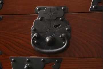 ビンテージ　超美品　高級品　民芸家具　三方ケヤキ材　総漆塗り　風格のある和の空間作りにおすすめの米沢車箪笥(ヴィンテージ、米沢箪笥、時代箪笥、欅材、総漆塗り、和タンス、衣装箪笥、収納箪笥)(R-059908)