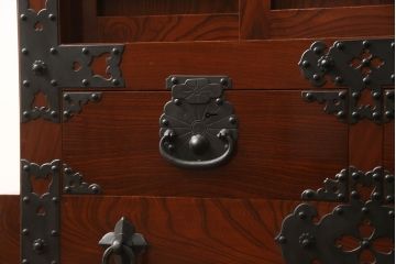 ビンテージ　超美品　高級品　民芸家具　三方ケヤキ材　総漆塗り　風格のある和の空間作りにおすすめの米沢車箪笥(ヴィンテージ、米沢箪笥、時代箪笥、欅材、総漆塗り、和タンス、衣装箪笥、収納箪笥)(R-059908)