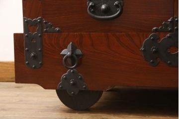 ビンテージ　超美品　高級品　民芸家具　三方ケヤキ材　総漆塗り　風格のある和の空間作りにおすすめの米沢車箪笥(ヴィンテージ、米沢箪笥、時代箪笥、欅材、総漆塗り、和タンス、衣装箪笥、収納箪笥)(R-059908)