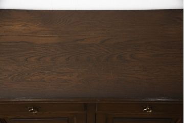 中古　高級輸入家具　オランダ　ワルモント(WARMOND)　木の風合いが味わい深いオーク材製のサイドボード(サイドキャビネット、収納棚、戸棚)(定価約50万円)(R-059909)