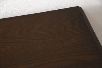 中古　高級輸入家具　オランダ　ワルモント(WARMOND)　木の風合いが味わい深いオーク材製のサイドボード(サイドキャビネット、収納棚、戸棚)(定価約50万円)(R-059909)