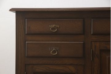 中古　高級輸入家具　オランダ　ワルモント(WARMOND)　木の風合いが味わい深いオーク材製のサイドボード(サイドキャビネット、収納棚、戸棚)(定価約50万円)(R-059909)