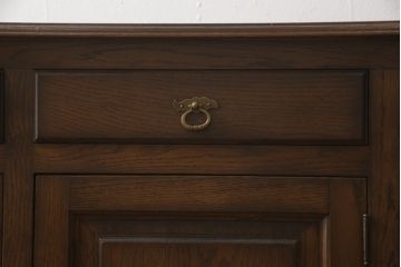 中古　高級輸入家具　オランダ　ワルモント(WARMOND)　木の風合いが味わい深いオーク材製のサイドボード(サイドキャビネット、収納棚、戸棚)(定価約50万円)(R-059909)