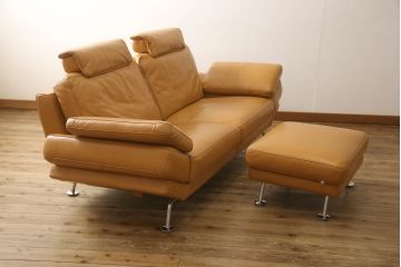 中古　美品　IDC大塚家具　高級ブランド　Domicil(ドミシール)　本革が高級感溢れるオットマン付きの2.5人掛けソファ(定価約53万円)(2人掛け、3人掛け、ソファ、3P、2P)(R-059911)