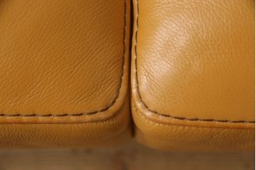中古　美品　IDC大塚家具　高級ブランド　Domicil(ドミシール)　本革が高級感溢れるオットマン付きの2.5人掛けソファ(定価約53万円)(2人掛け、3人掛け、ソファ、3P、2P)(R-059911)