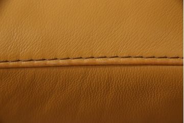 中古　美品　IDC大塚家具　高級ブランド　Domicil(ドミシール)　本革が高級感溢れるオットマン付きの2.5人掛けソファ(定価約53万円)(2人掛け、3人掛け、ソファ、3P、2P)(R-059911)