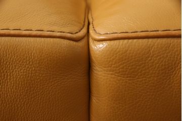 中古　美品　IDC大塚家具　高級ブランド　Domicil(ドミシール)　本革が高級感溢れるオットマン付きの2.5人掛けソファ(定価約53万円)(2人掛け、3人掛け、ソファ、3P、2P)(R-059911)