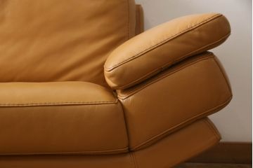 中古　美品　IDC大塚家具　高級ブランド　Domicil(ドミシール)　本革が高級感溢れるオットマン付きの2.5人掛けソファ(定価約53万円)(2人掛け、3人掛け、ソファ、3P、2P)(R-059911)