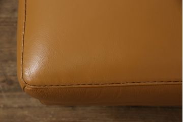中古　美品　IDC大塚家具　高級ブランド　Domicil(ドミシール)　本革が高級感溢れるオットマン付きの2.5人掛けソファ(定価約53万円)(2人掛け、3人掛け、ソファ、3P、2P)(R-059911)