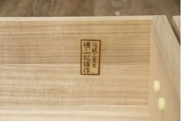 中古　伝統工芸士 横山松雄作　衣装盆たっぷり10杯付きの加茂総桐箪笥(定価約165万円)(胴厚、和タンス、着物箪笥、衣装たんす、桐タンス)(R-059916)