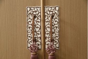 中古　国産民芸家具　職人手造り　木の温かみある色合いが魅力的な桐箪笥(並厚、和タンス、着物箪笥、衣装たんす、桐タンス)(R-059917)