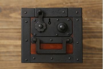 和製ビンテージ　民芸家具　総欅(ケヤキ)材　重厚な金具が存在感を放つ佐渡船箪笥(ヴィンテージ、舟箪笥、小箪笥、帳箱、銭箱、小引き出し、チェスト、小物収納、卓上収納)(定価約320万円)(R-059918)