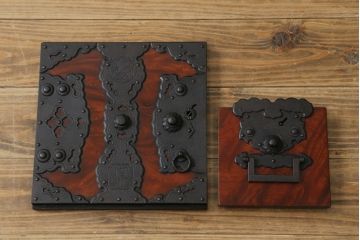 和製ビンテージ　民芸家具　総欅(ケヤキ)材　重厚な金具が存在感を放つ佐渡船箪笥(ヴィンテージ、舟箪笥、小箪笥、帳箱、銭箱、小引き出し、チェスト、小物収納、卓上収納)(定価約320万円)(R-059918)