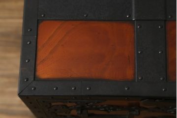 和製ビンテージ　民芸家具　総欅(ケヤキ)材　重厚な金具が存在感を放つ佐渡船箪笥(ヴィンテージ、舟箪笥、小箪笥、帳箱、銭箱、小引き出し、チェスト、小物収納、卓上収納)(定価約320万円)(R-059918)