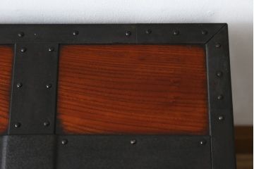 和製ビンテージ　民芸家具　総欅(ケヤキ)材　重厚な金具が存在感を放つ佐渡船箪笥(ヴィンテージ、舟箪笥、小箪笥、帳箱、銭箱、小引き出し、チェスト、小物収納、卓上収納)(定価約320万円)(R-059918)