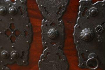 和製ビンテージ　民芸家具　総欅(ケヤキ)材　重厚な金具が存在感を放つ佐渡船箪笥(ヴィンテージ、舟箪笥、小箪笥、帳箱、銭箱、小引き出し、チェスト、小物収納、卓上収納)(定価約320万円)(R-059918)