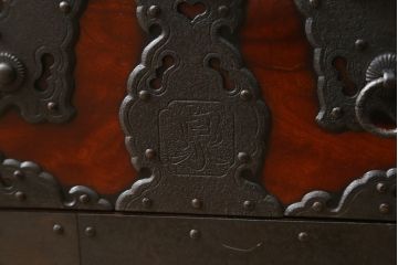和製ビンテージ　民芸家具　総欅(ケヤキ)材　重厚な金具が存在感を放つ佐渡船箪笥(ヴィンテージ、舟箪笥、小箪笥、帳箱、銭箱、小引き出し、チェスト、小物収納、卓上収納)(定価約320万円)(R-059918)