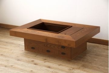 中古　美品　上手物　総ケヤキ(欅)材　重厚感のある極厚天板が魅力の関西火鉢(囲炉裏、長火鉢、ローテーブル)(R-059920)