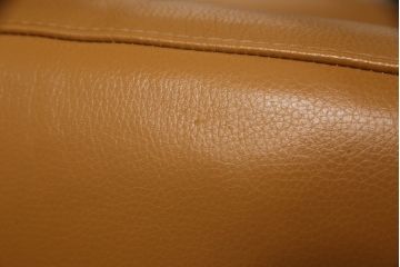 中古　美品　IDC大塚家具　Domicil(ドミシール)　ユニークなデザインが空間のアクセントになるレザーソファ(本革、一人掛けソファ、1P、1人掛け)(定価約16万円)(R-059929)