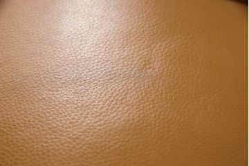 中古　美品　IDC大塚家具　Domicil(ドミシール)　ユニークなデザインが空間のアクセントになるレザーソファ(本革、一人掛けソファ、1P、1人掛け)(定価約16万円)(R-059929)