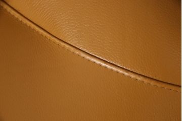 中古　美品　IDC大塚家具　Domicil(ドミシール)　ユニークなデザインが空間のアクセントになるレザーソファ(本革、一人掛けソファ、1P、1人掛け)(定価約16万円)(R-059929)