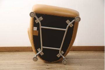 中古　美品　IDC大塚家具　Domicil(ドミシール)　ユニークなデザインが空間のアクセントになるレザーソファ(本革、一人掛けソファ、1P、1人掛け)(定価約16万円)(R-059929)