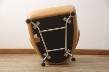 中古　美品　IDC大塚家具　Domicil(ドミシール)　ユニークなデザインが空間のアクセントになるレザーソファ(本革、一人掛けソファ、1P、1人掛け)(定価約16万円)(R-059930)