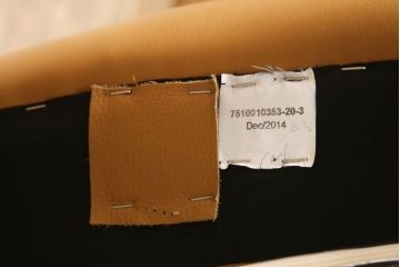 中古　美品　IDC大塚家具　Domicil(ドミシール)　ユニークなデザインが空間のアクセントになるレザーソファ(本革、一人掛けソファ、1P、1人掛け)(定価約16万円)(R-059930)