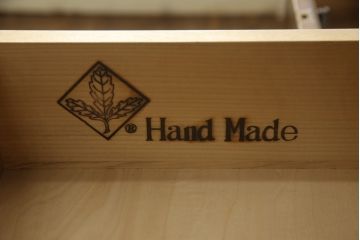 中古　横浜クラシック家具　ノックオンウッド(knockonwood)　Hand Made　上品なデザインが美しいカップボード(食器棚、飾り棚、戸棚、収納棚、キャビネット)(定価約55万円)(R-059932)