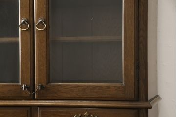 中古　横浜クラシック家具　ノックオンウッド(knockonwood)　Hand Made　上品なデザインが美しいカップボード(食器棚、飾り棚、戸棚、収納棚、キャビネット)(定価約55万円)(R-059932)