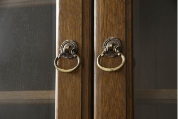 中古　横浜クラシック家具　ノックオンウッド(knockonwood)　Hand Made　上品なデザインが美しいカップボード(食器棚、飾り棚、戸棚、収納棚、キャビネット)(定価約55万円)(R-059932)