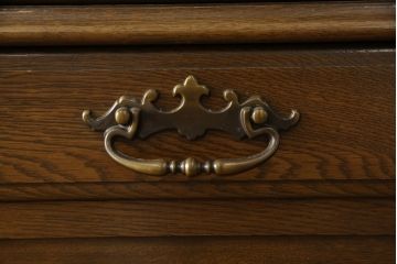 中古　横浜クラシック家具　ノックオンウッド(knockonwood)　Hand Made　上品なデザインが美しいカップボード(食器棚、飾り棚、戸棚、収納棚、キャビネット)(定価約55万円)(R-059932)