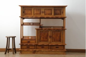中古　美品　和製民芸家具　屋久杉　無垢材　漆塗りの艶やかな木肌が美しい飾り棚(収納棚、戸棚、茶棚、違い棚、茶箪笥)(R-059936)