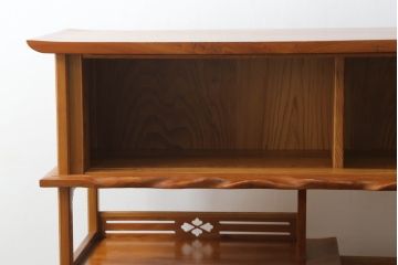 中古　美品　和製民芸家具　屋久杉　無垢材　漆塗りの艶やかな木肌が美しい飾り棚(収納棚、戸棚、茶棚、違い棚、茶箪笥)(R-059936)
