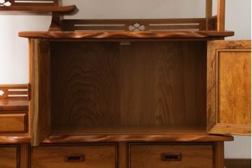 中古　美品　和製民芸家具　屋久杉　無垢材　漆塗りの艶やかな木肌が美しい飾り棚(収納棚、戸棚、茶棚、違い棚、茶箪笥)(R-059936)