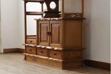 中古　美品　和製民芸家具　屋久杉　無垢材　漆塗りの艶やかな木肌が美しい飾り棚(収納棚、戸棚、茶棚、違い棚、茶箪笥)(R-059936)