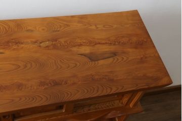 中古　美品　和製民芸家具　屋久杉　無垢材　漆塗りの艶やかな木肌が美しい飾り棚(収納棚、戸棚、茶棚、違い棚、茶箪笥)(R-059936)