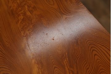 中古　美品　和製民芸家具　屋久杉　無垢材　漆塗りの艶やかな木肌が美しい飾り棚(収納棚、戸棚、茶棚、違い棚、茶箪笥)(R-059936)
