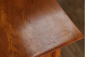 中古　美品　和製民芸家具　屋久杉　無垢材　漆塗りの艶やかな木肌が美しい飾り棚(収納棚、戸棚、茶棚、違い棚、茶箪笥)(R-059936)