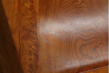 中古　美品　和製民芸家具　屋久杉　無垢材　漆塗りの艶やかな木肌が美しい飾り棚(収納棚、戸棚、茶棚、違い棚、茶箪笥)(R-059936)