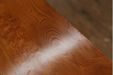 中古　美品　和製民芸家具　屋久杉　無垢材　漆塗りの艶やかな木肌が美しい飾り棚(収納棚、戸棚、茶棚、違い棚、茶箪笥)(R-059936)